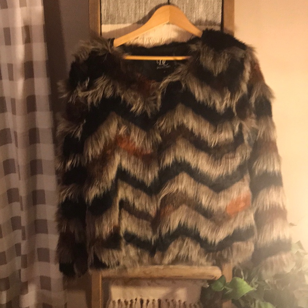 Beautiful fo fur chevron print short jacket